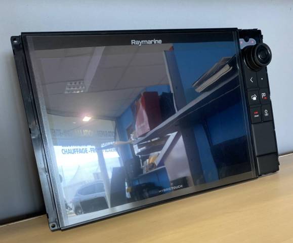 12 High performance hybridtouch multifunction display